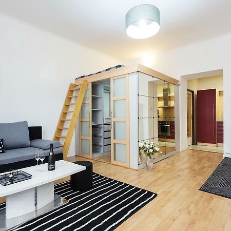 Stylish Apartment On Riverside Praga Exterior foto